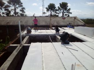 Proses pemasangan panel lantai di Karetan, Purwoharjo, Banyuwangi
