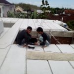 Proses pemasangan panel lantai di Karetan, Purwoharjo, Banyuwangi