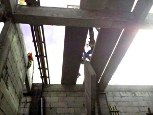 Proses pemasangan panel lantai di Benowo, Surabaya