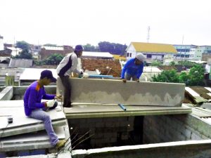 Proses pemasangan panel lantai di Benowo, Surabaya