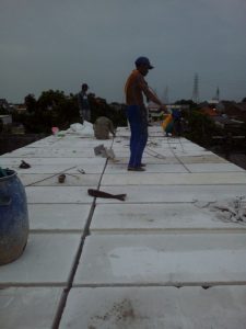 Proses pemasangan panel lantai di Medokan Semampir, Surabaya
