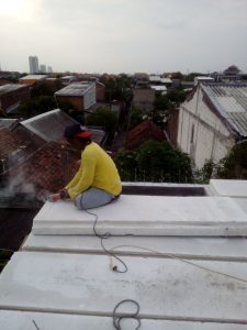 Proses pemasangan panel lantai di Medokan Semampir, Surabaya