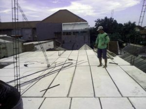 Proses pemasangan panel lantai di Juwingan, Kertajaya, Gubeng - Surabaya